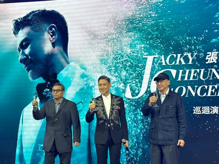 張學友在記者會上舉杯慶祝演唱會即將開唱。林丞偉攝