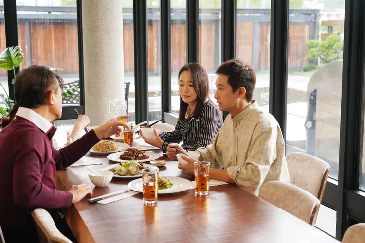 茵芙（右二）的事業與家庭順遂，沒想到卻因此被邱凱偉冷暴力對待。公視台語台提供
