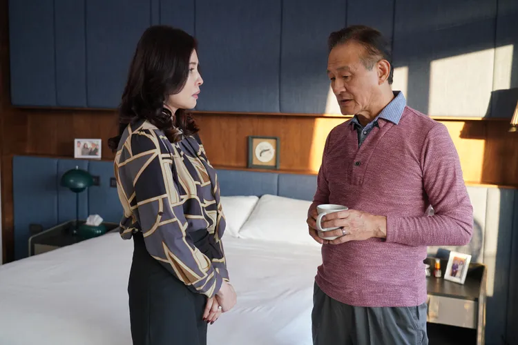 律師老公陳慕義（右）提出要與何如芸分房睡，讓何如芸開始擔心兩人婚姻關係。公視台語台提供