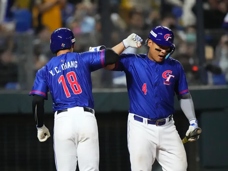 吉力吉撈(右)向敲出全壘打的張育成(左)道賀。悍創提供