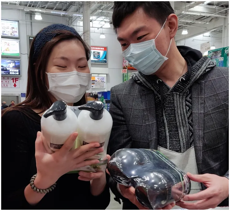 男孩女孩現場熱烈討論著TRESemmé產品。