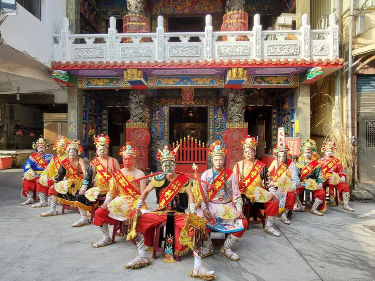 高雄蓮潭燈會以廟埕藝陣展演打造史上最濃台灣味燈會。觀光局提供