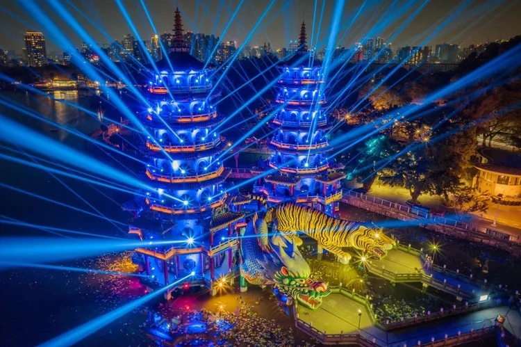 光舞蓮潭燈光展演，從以龍虎塔為視角。觀光局提供