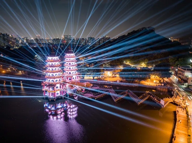 光舞蓮潭燈會展演以360度無死角呈現，將科技光束貼合傳統宮廟建築。觀光局提供