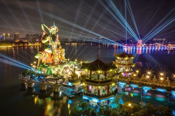 光舞蓮潭燈光展演創造視覺與聽覺震撼感受。觀光局提供