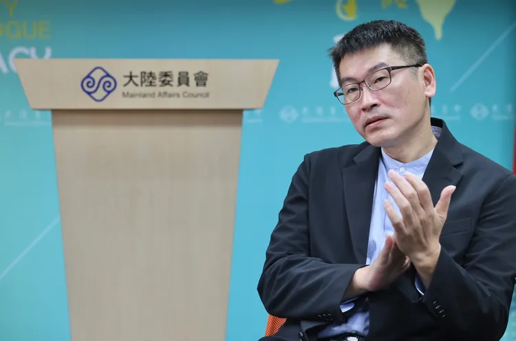 梁文傑與與現場媒體侃侃而談。林林攝