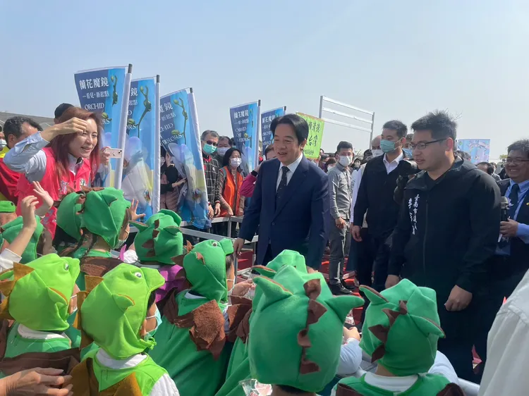 小恐龍群與副總統賴清德相見歡。郭貞慧提供