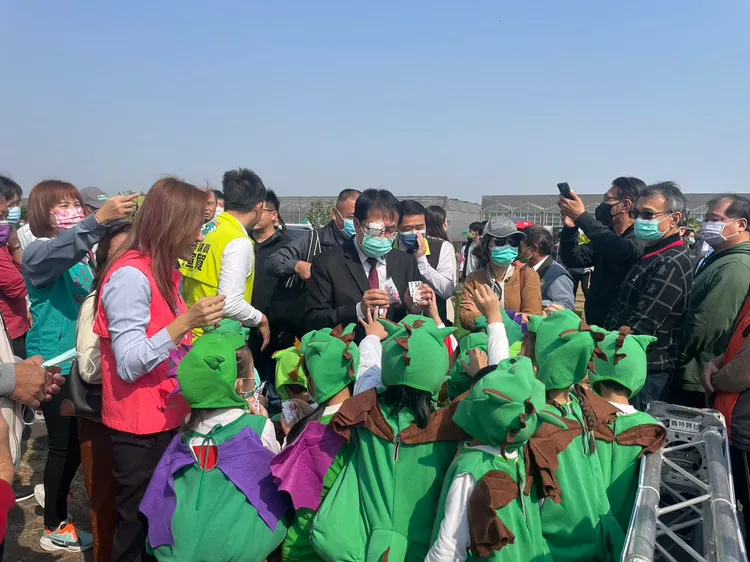 黃偉哲當起孩子王大發小禮品。郭貞慧提供