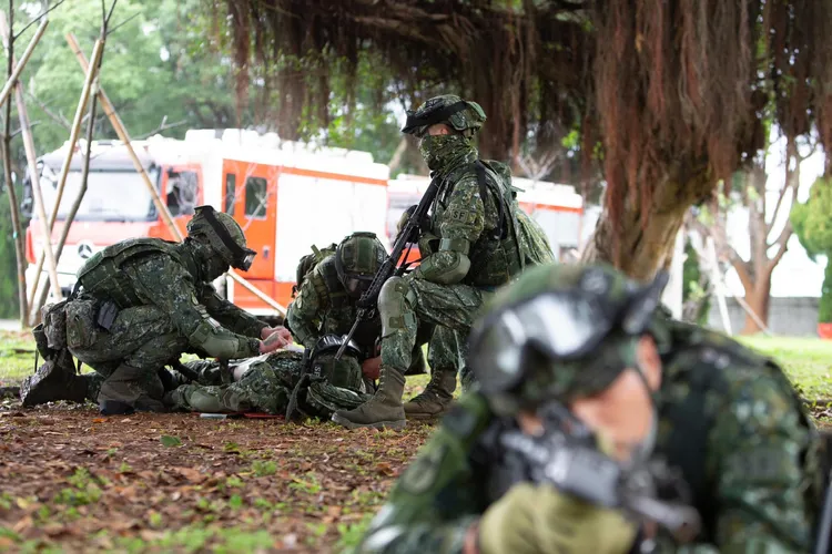 陸軍第八軍團性愛片女主角遭汰除後，首發IG強調她已退伍，誰敢再傳影片，她一定不會客氣。圖中人物非關當事人。翻攝臉書國防部發言人