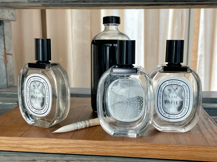 其香氛瓶身的標籤紙背面，透過水墨畫圖騰代表香氛中使用的香材。張家玲攝