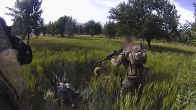 2020年澳媒播出的紀錄片畫面顯示，據指是舒茲的士兵持槍殺害手無寸鐵的阿富汗平民。澳洲新聞網（News.com.au）