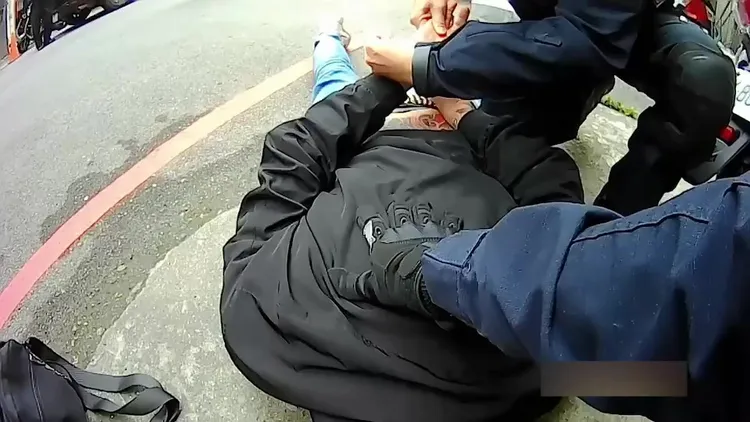 警方壓制涉嫌販毒的幫派成員。民眾提供