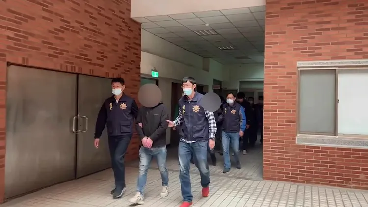 檢警逮捕5名涉嫌販毒的幫派成員。民眾提供