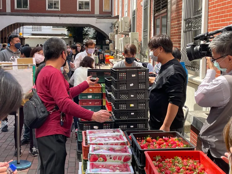 拍賣搶不到草莓也沒關係，現場攤位也有在賣。臺南分署提供