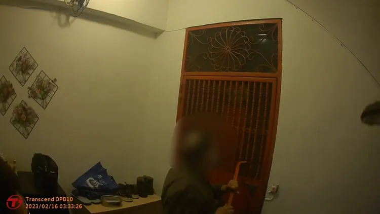 警方找來鎖匠破門。翻攝畫面