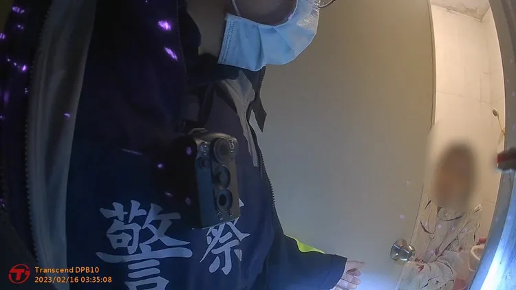 警方救出廁所內的老婦人。翻攝畫面