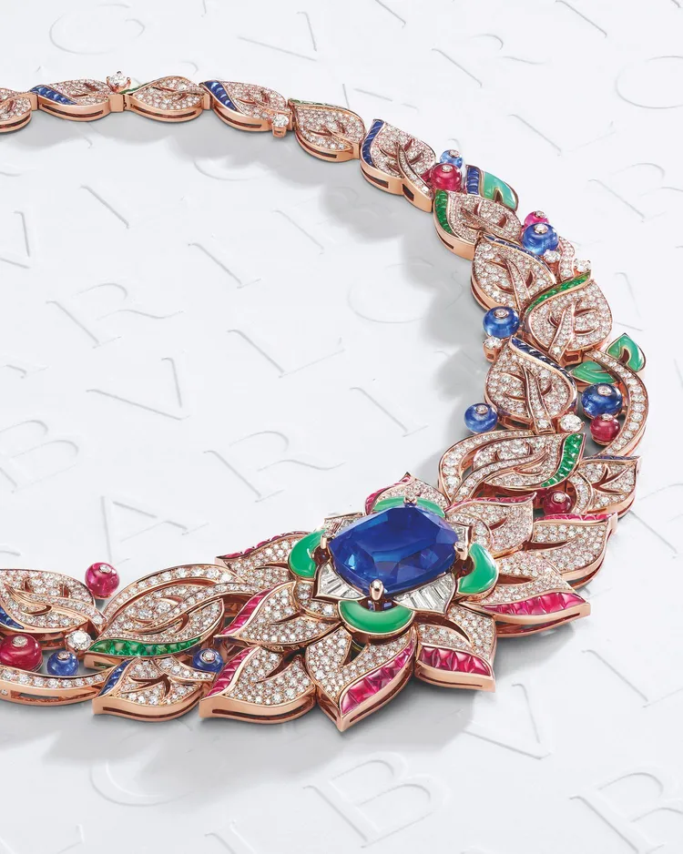 寶格麗伊甸奇蹟花園頂級珠寶暨腕錶盛展將從3月14日至18日巡迴至台灣展出。圖為將展出的Sapphire Fantasy藍寶石狂想頂級彩寶項鍊，讓鑲嵌於項鍊正中心的29.14枕形切割斯里蘭卡藍寶石成為綻放花朵的花蕊，四周鑲嵌綠玉髓與梯形切割鑽石，襯托出藍寶石濃郁色澤。品牌提供