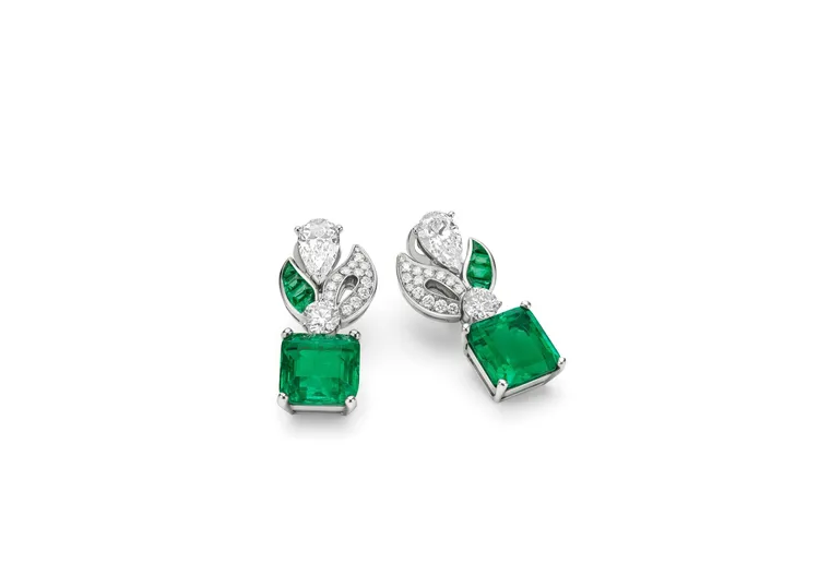 Emerald Bud頂級祖母綠與鑽石耳環，2顆總重約16克拉的方形切割絕美哥倫比亞祖母綠成焦點。品牌提供