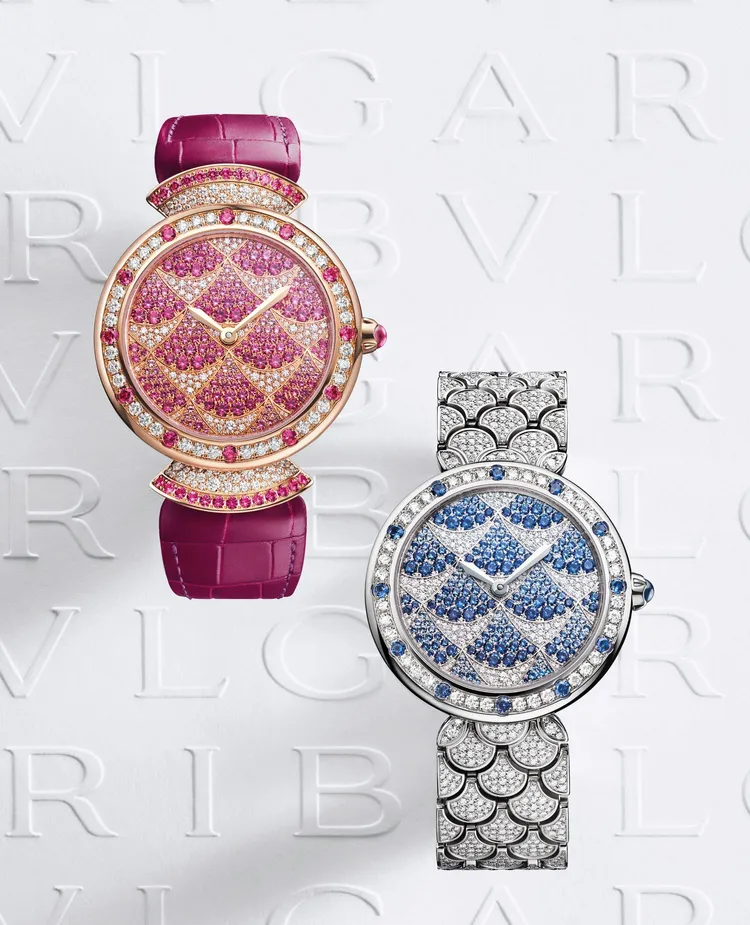 今年新作Divas' Dream Mosaica珠寶腕錶，18K白金款（右）採用鑽石與藍寶石以雪花鑲嵌構組扇形圖案；玫瑰金錶殼款（左）則鑲嵌圓形明亮切割鑽石與粉紅剛玉。品牌提供