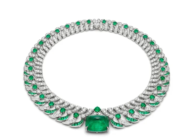 Heart of Rome頂級祖母綠與鑽石項鍊，項鍊的中心鑲嵌著1顆寶格麗標誌性糖果形切割的42.31克拉哥倫比亞祖母綠，大顆寶石的份量感與對稱排列工法，構成了完美的平衡美感。品牌提供