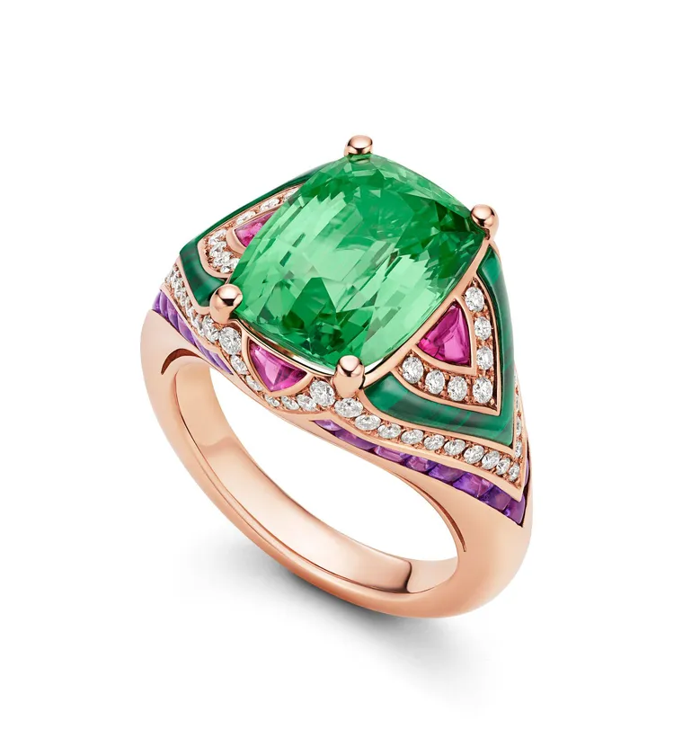 Cocktail Bouquet雞尾酒花束頂級彩寶戒指，鑲嵌1枚少見的枕形階梯形切割碧綠沙佛萊石為主石，底座搭配孔雀石，深與淺的綠色相互呼應打造漸層般的層次感。另外鑲嵌花式切割紫水晶與紅碧璽，以對比色系營造出花園中百花齊放爭艷的華麗氛圍。品牌提供
