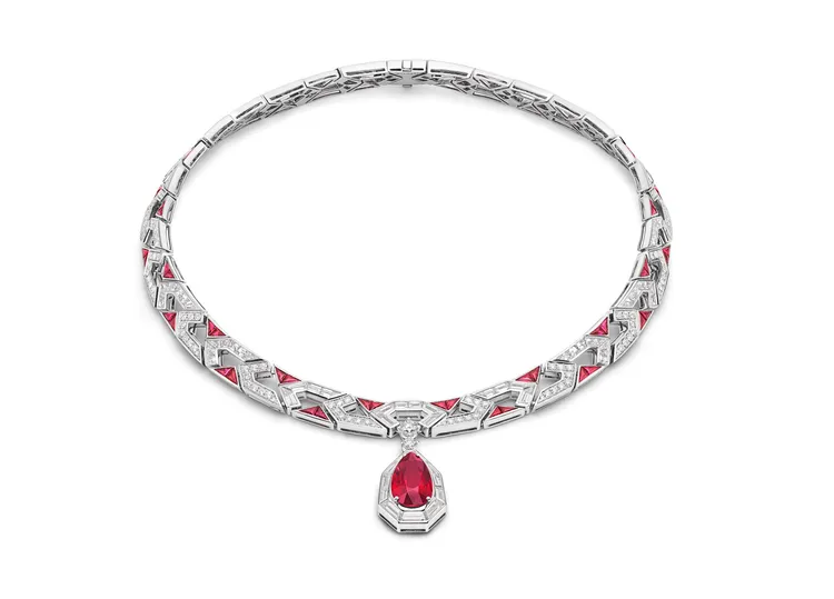 Fire of Eden伊甸之火頂級鑽石與紅寶石鉑金項鍊，鑲嵌1顆重約7.02克拉梨形明亮切割莫三比克紅寶石、64顆總重約7.40克拉buff-top弧圓形切割紅寶石。品牌提供