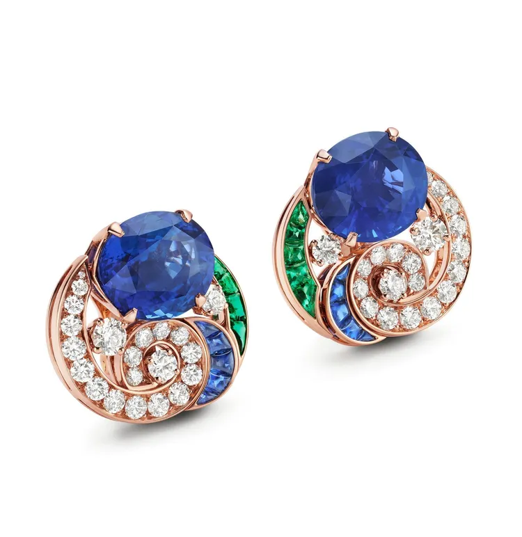 Roman Nymphaeum羅馬精靈頂級藍寶石與鑽石耳環，鑲嵌2顆橢圓形切割斯里蘭卡藍寶石，分別重約9.24克拉、9.67克拉，鑲飾螺旋裝飾。品牌提供