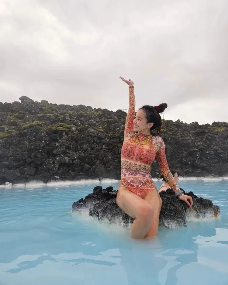 在冰島旅行時穿連身泳裝享受了藍湖溫泉。翻攝jolin_cai IG