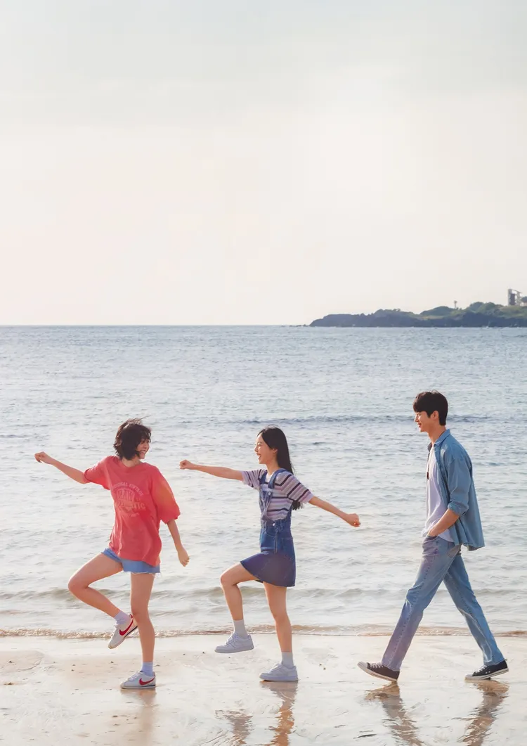 《靈魂伴侶》在濟州島拍攝，金多美（左起）、全少妮、邊佑錫片中常黏一起。車庫娛樂提供