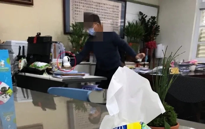 王校長秋後算帳，約詢疑似陳情的學生到校長室問話，紅圈處為取證的攝影鏡頭。投訴人提供