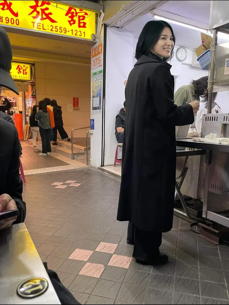 神人網友幫P圖，讓人驚呼「無違和！」翻攝自路上觀察學院臉書