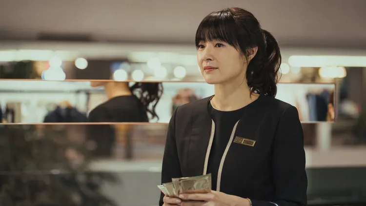 曾珮瑜化身櫃姐。華映娛樂提供