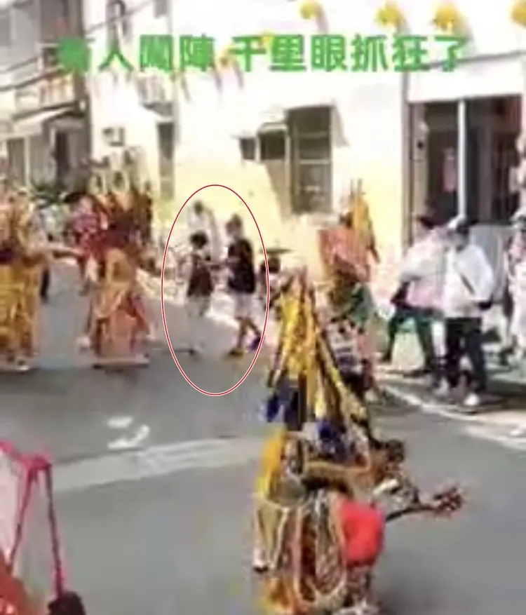 千里眼神將與工作人員上前阻阿嬤。翻攝臉書爆廢公社二館