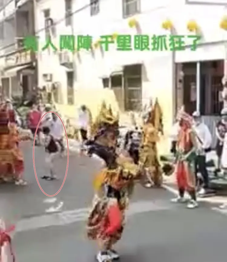 阿嬤亂入陣頭，遭「千里眼」神將阻擋。翻攝臉書爆廢公社二館