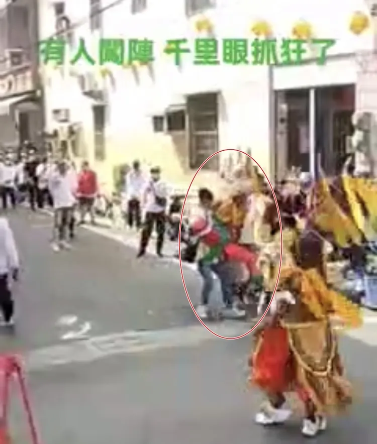 千里眼神將腳八字大開被其他人員架走。翻攝臉書爆廢公社二館