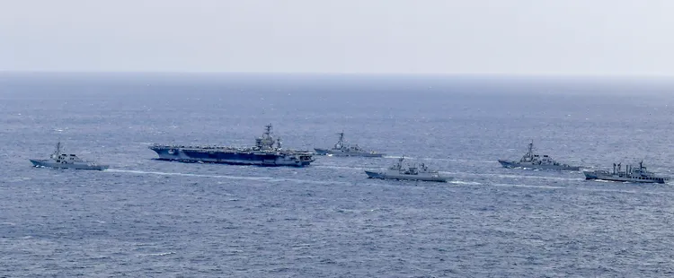 南韓國防部提供的照片顯示，南韓世宗大王級驅逐艦27日與尼米茲號航母打擊群在南部水域進行聯合軍事訓練。美聯社