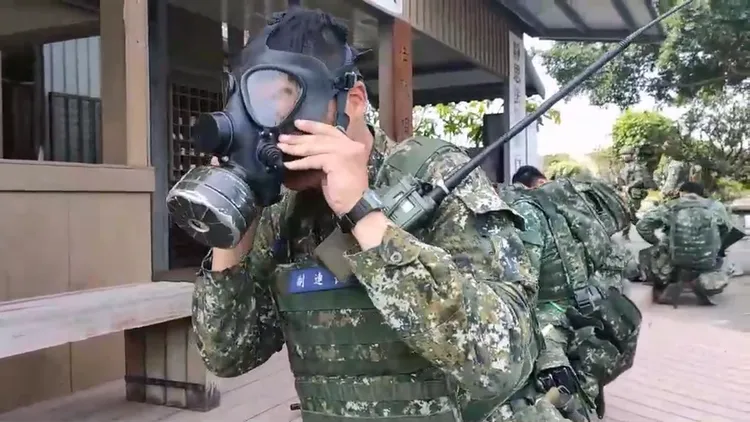 八軍團展開為期14天教育召集課程，今演練毒氣攻擊。莊全成提供