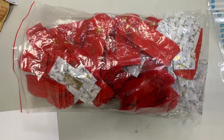 警方查獲印有幸運、大吉字樣的毒咖啡包。三峽警分局提供