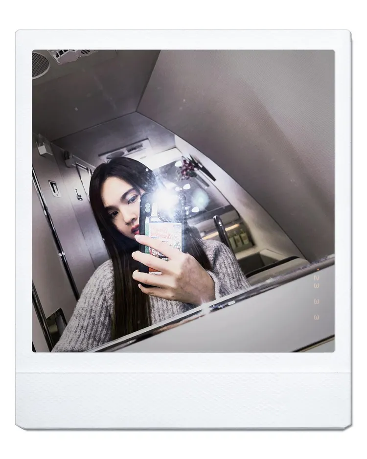 從楊丞琳於自己IG上分享的自拍照來看，她在飛機上就已換好了舒適度十足的針織衫。翻攝rainie77 IG