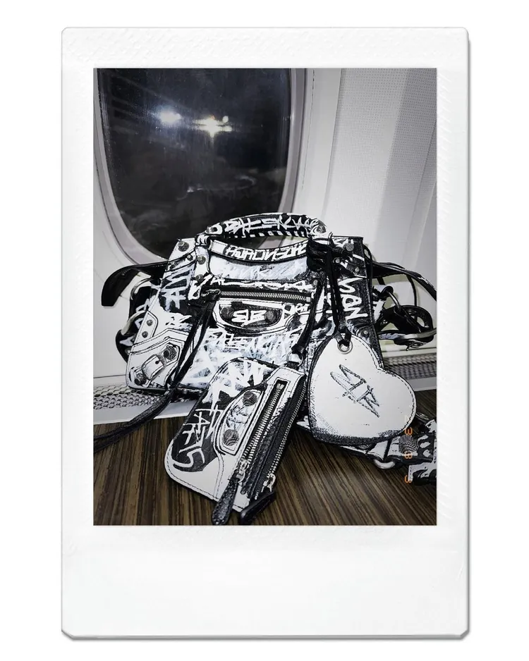 楊丞琳在飛機上，也不忘給她鍾情的Neo Classic塗鴉包拍下美照。翻攝rainie77 IG