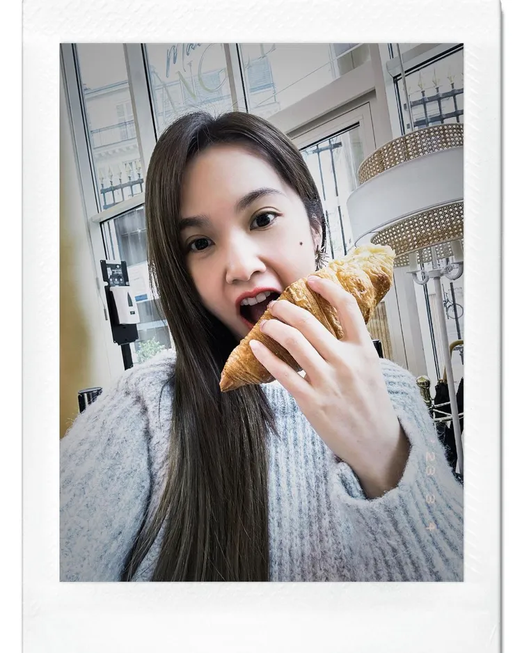 剛飛抵巴黎的楊丞琳，就等不及享受當地的可頌。翻攝rainie77 IG