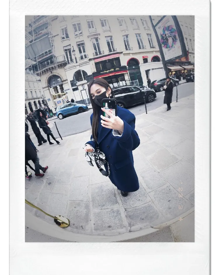 楊丞琳飛抵巴黎後，帶上她心愛的Neo Classic塗鴉包開心出街。翻攝rainie77 IG