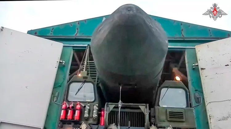 俄羅斯國防部29日公布RS-24「亞爾斯Yars」洲際彈道飛彈演習畫面，亞爾斯可攜帶多枚不同當量的核彈頭。美聯社