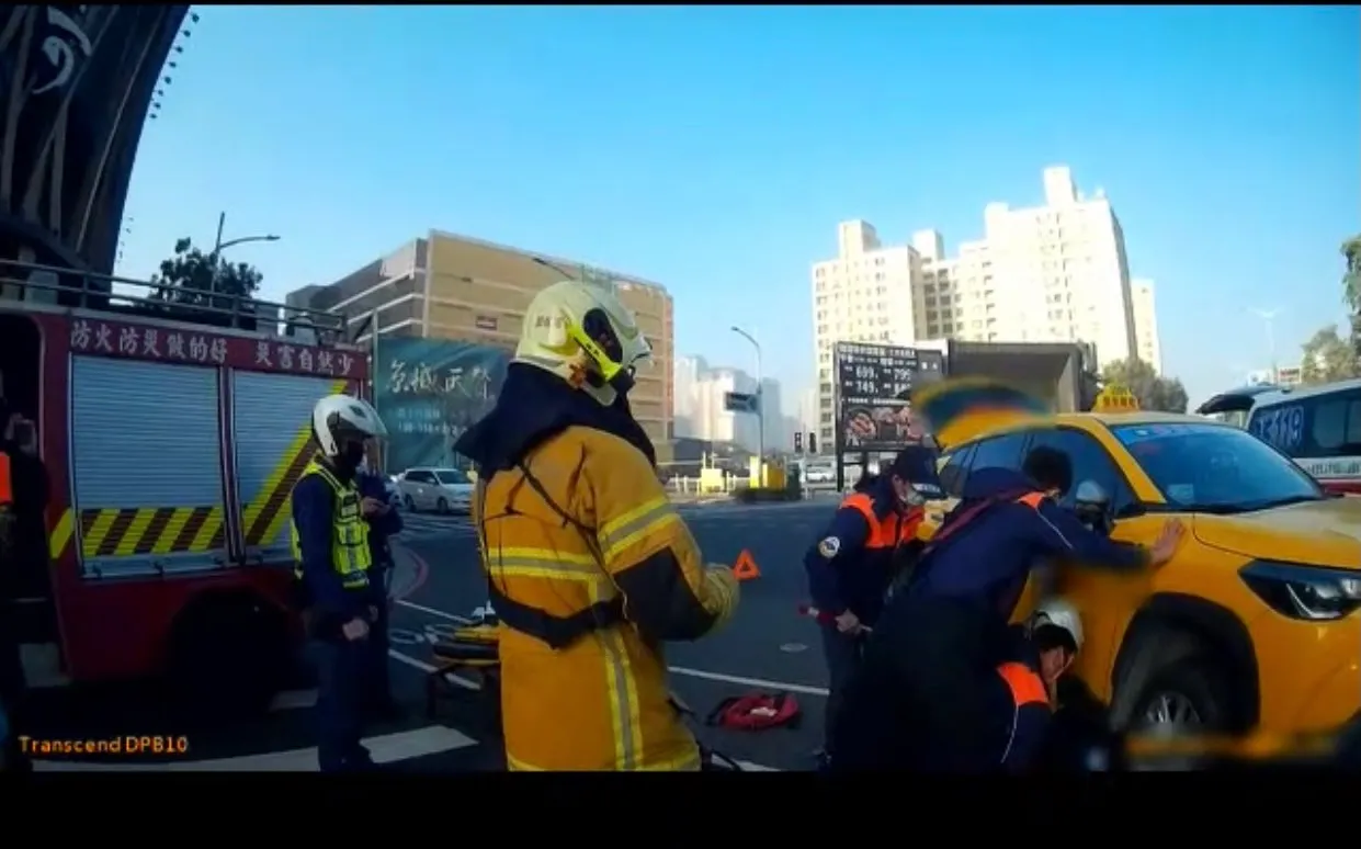 警消試著推車,協助同事救出困在車底的黃男。讀者提供