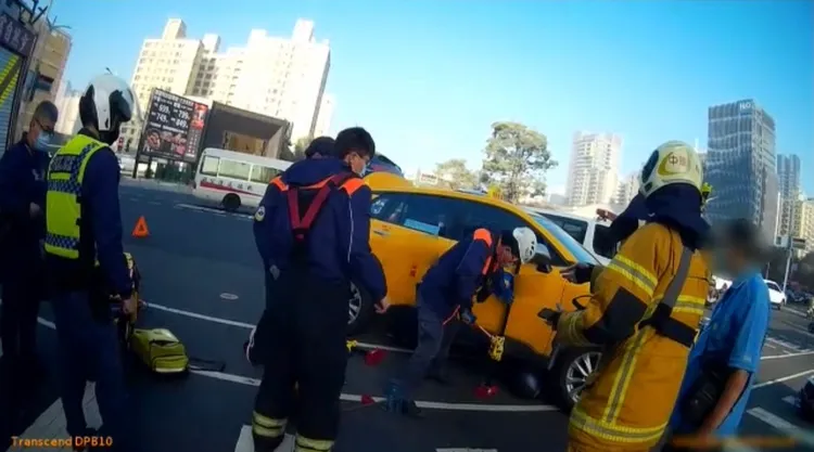 警消出動千斤頂，試圖救出困在車底的19歲黃姓男子。讀者提供