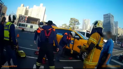 小黃右轉「轟」地撞上直行機車 警消出動千斤頂急救困車底19歲男