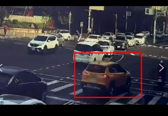 路口監視器影象可看到林姓小黃司機開車行駛在博愛二路上。讀者提供