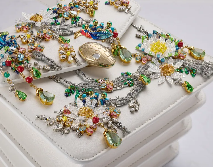 3款Capsule精選系列Serpenti限量手袋，延續寶格麗「Eden The Garden of Wonders」頂級珠寶中絢麗的花園主題，透過3D錯視刺繡的方式，將奇幻美景重現於包款表面。品牌提供