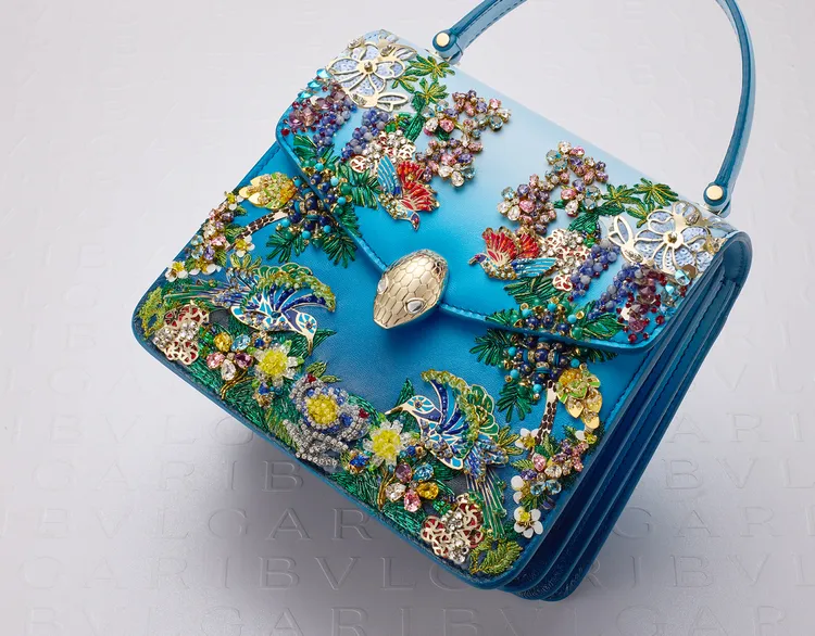 Mary Katrantzou x 寶格麗Serpenti Forever聯名系列Serpenti Tropical Garden of Eden藍色小羊皮手提肩背包，約82萬3000元。品牌提供