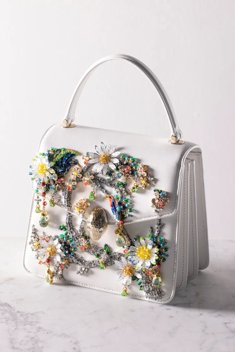 Mary Katrantzou x 寶格麗Serpenti Forever聯名系列Serpenti Tree of Life白色小羊皮手提肩背包，約79萬元。品牌提供